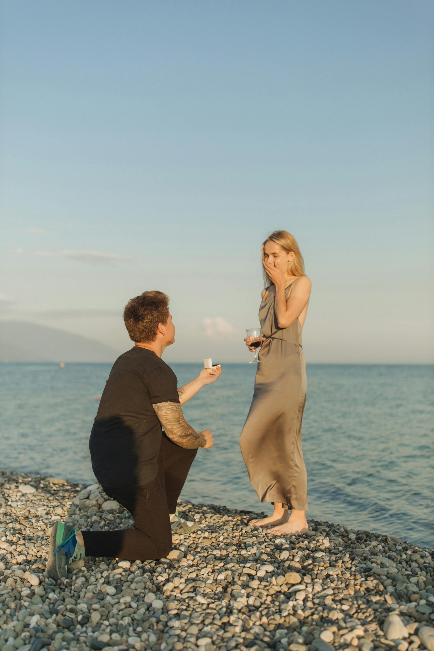 A man proposing a woman