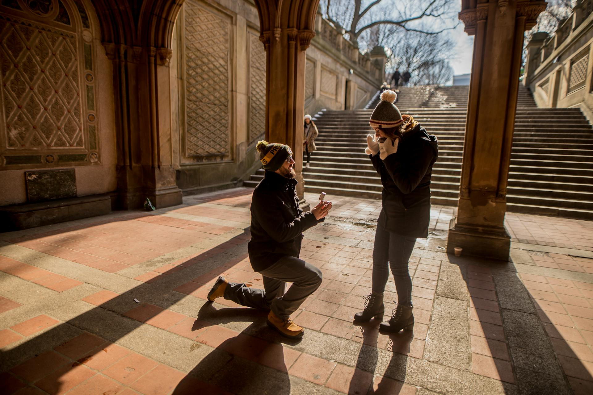 Man proposing to a woman